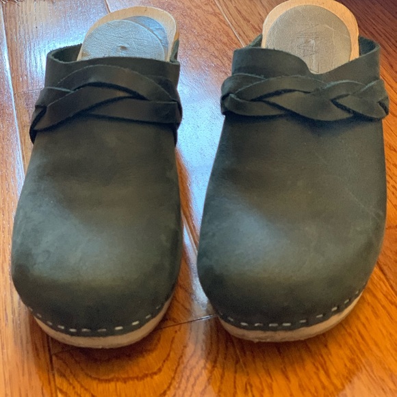 Nina Z clogs - Brooklyn based clog maker - Picture 3 of 4